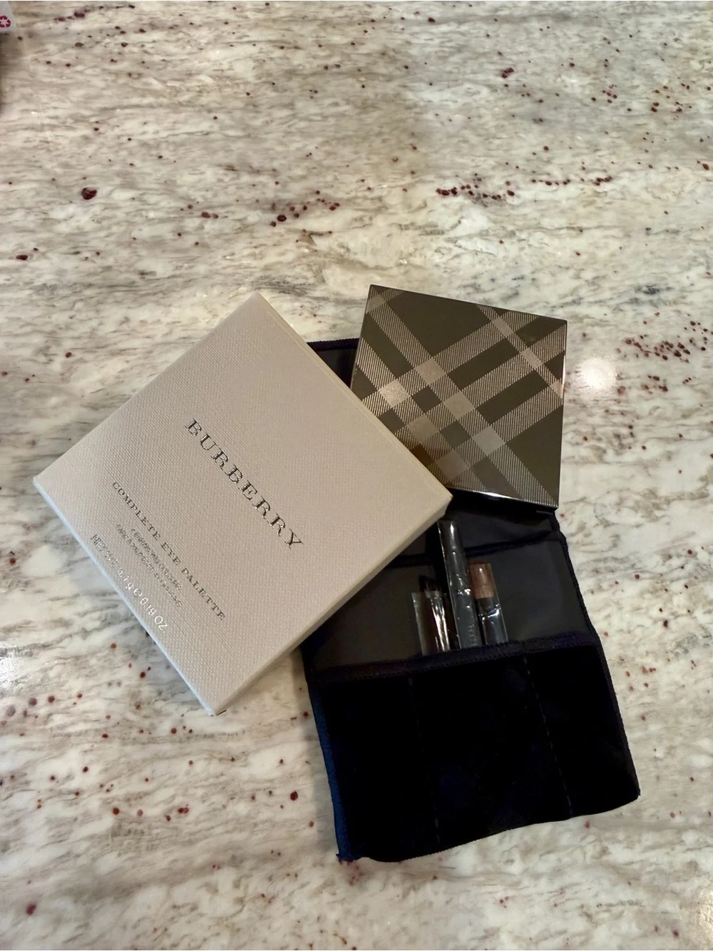 Burberry Smokey Grey No 1. Eyeshadow Palette with Brush Set